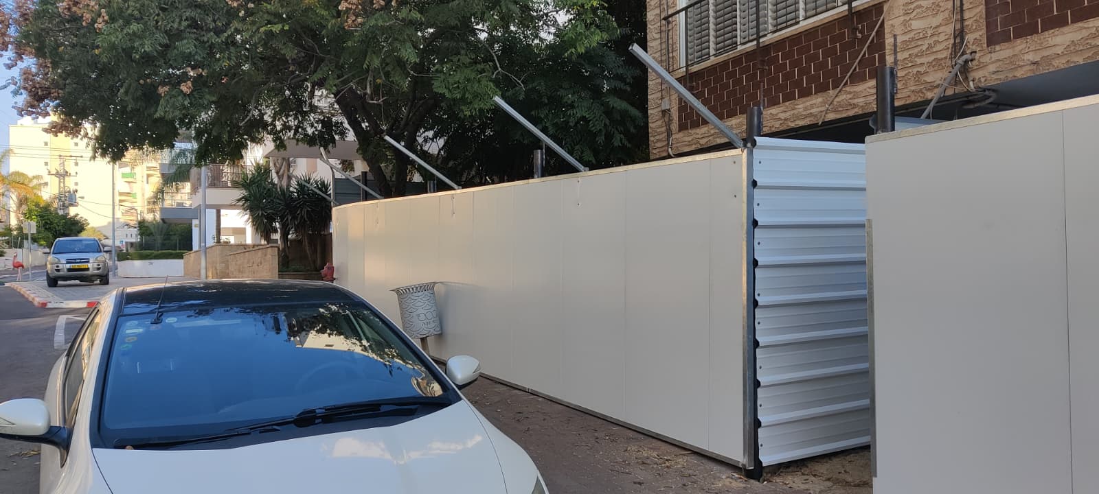 התקנת גדר בפרויקט בנייה